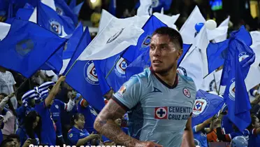 Carlos Salcedo con la afición de Cruz Azul
