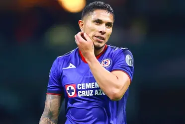 Carlos Salcedo ya no entra en planes del club, pero parece que su salida no está concretada