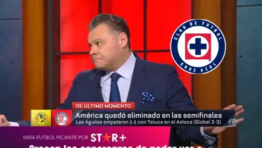 Dionisio Estrada en programa de Fútbol Picante y logo de Cruz Azul/La Máquina Celeste