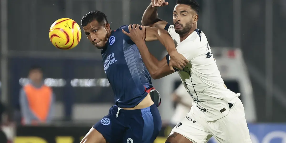 Dos jugadores disputan una pelota en el partido Pumas vs Cruz Azul / EFE