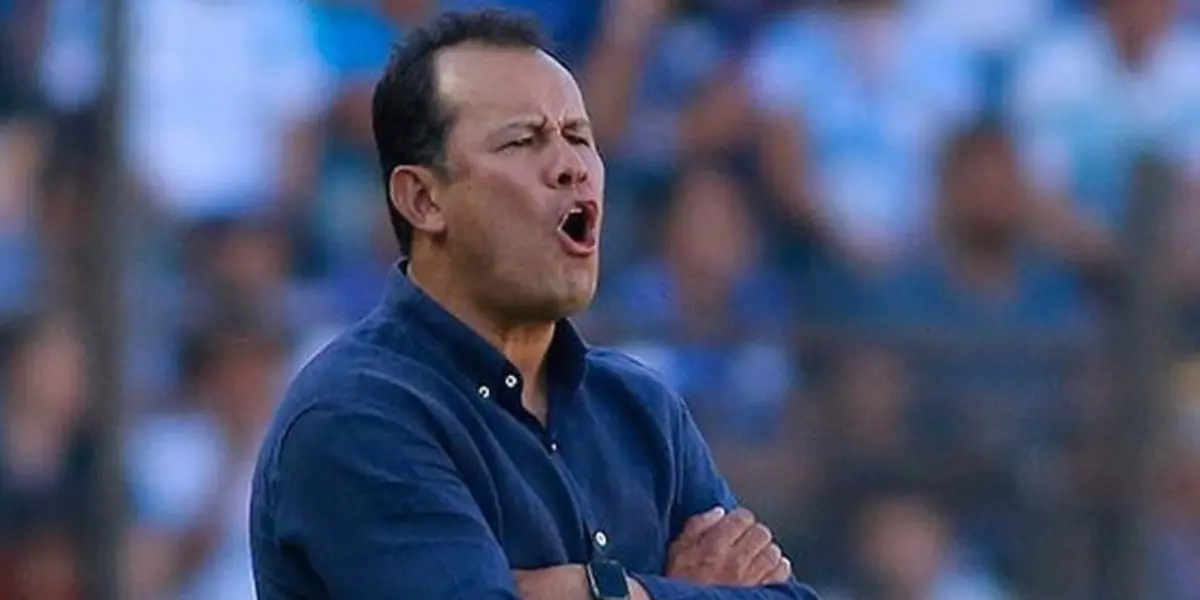 El técnico peruano no salió a la banca con su equipo en el juego de Pumas contra Cruz Azul