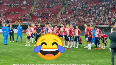 Equipo de Chivas triste en su estadio con emoji de risa