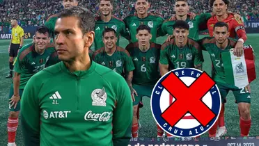 Jaime Lozano con el equipo mexicano y el logo de Cruz Azul tachado/La Máquina Celeste