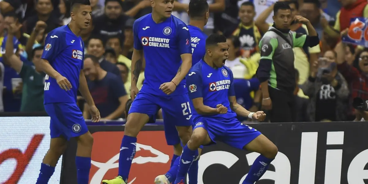 Jugadores de Cruz Azul festejan, Orbelín Pineda mueve sus brazos / Mexsports 