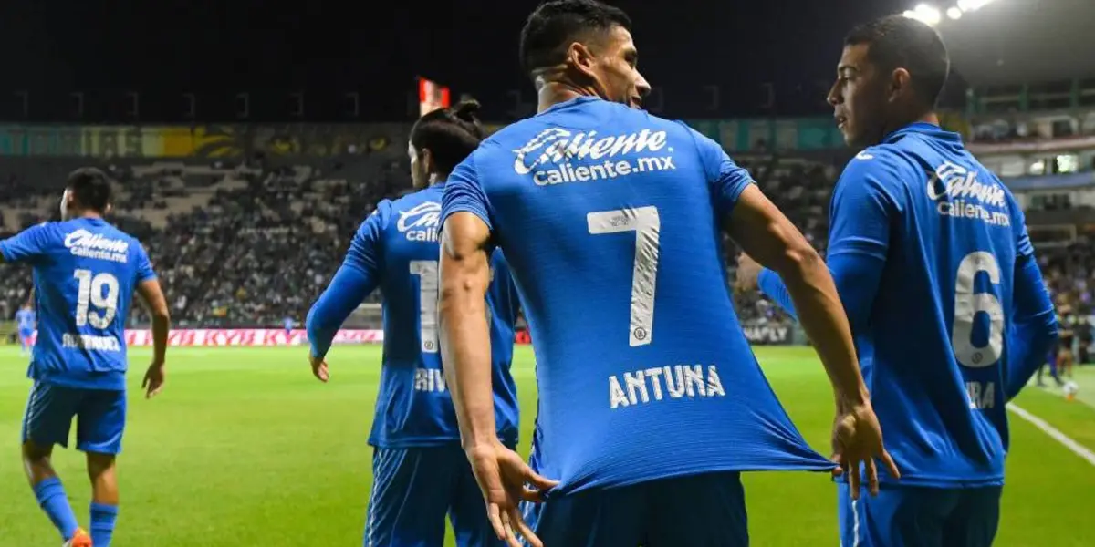 La afición celeste le pide a un futbolista de Cruz Azul que bese el escudo