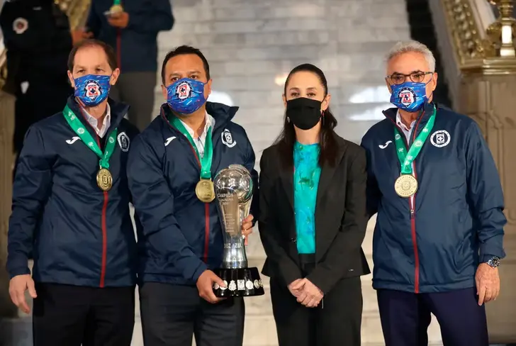 Visita de la directiva de Cruz Azul a Claudia&nbsp;Sheinbaum, ex-Jefa de Gobierno de la CDMX.