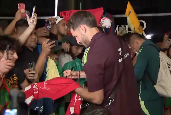 Santiago Giménez firma la playera de Chivas