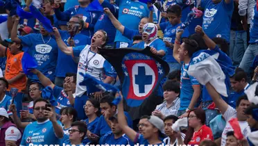 Afición de Cruz Azul animando al equipo