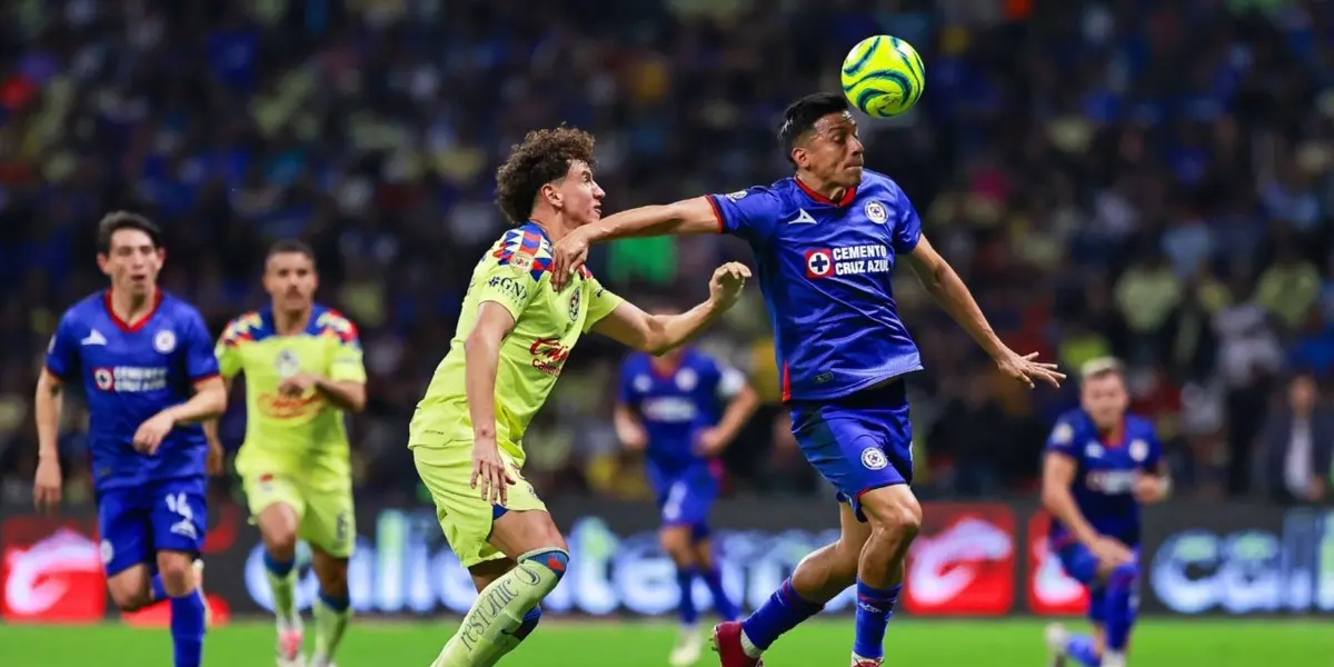 América disputando un balón vs  Cruz Azul/FOTO La Máquina Celeste