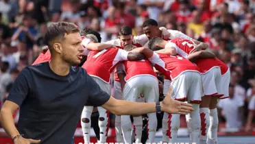 Anselmi dirigiendo y el equipo del Arsenal