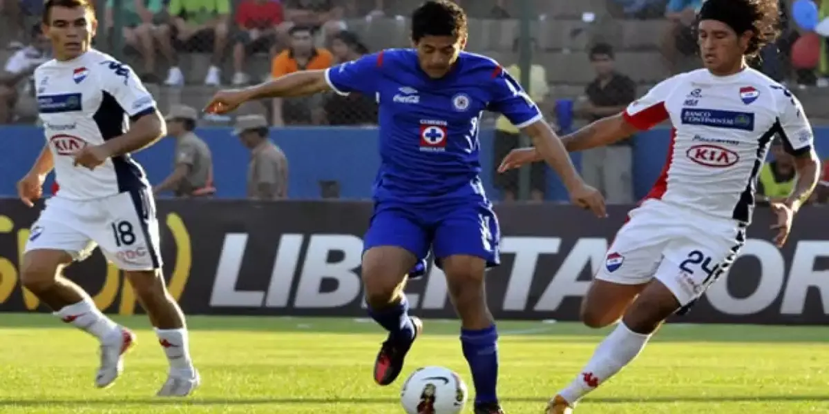 Aquino peleando balón vs jugadores de Nacional/FOTO Expansión