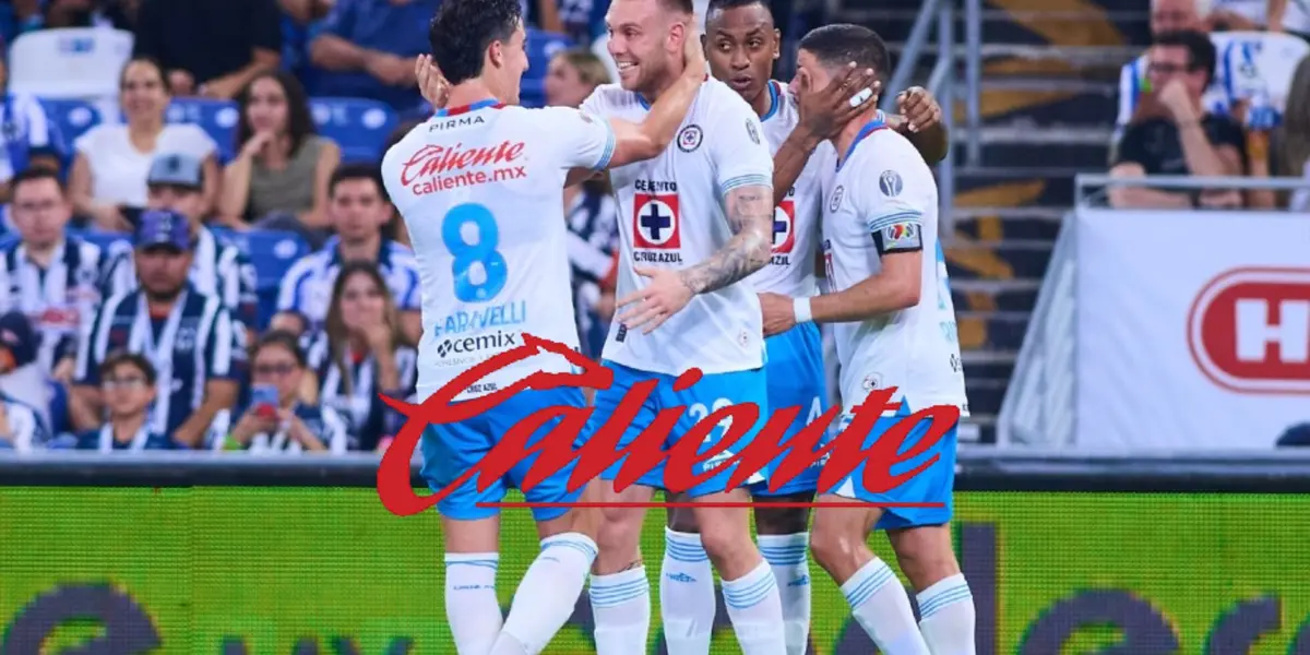 Cruz Azul celebrando gol, y el logo de Caliente