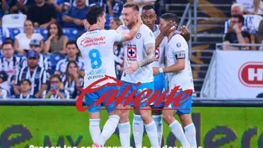 Cruz Azul celebrando gol, y el logo de Caliente