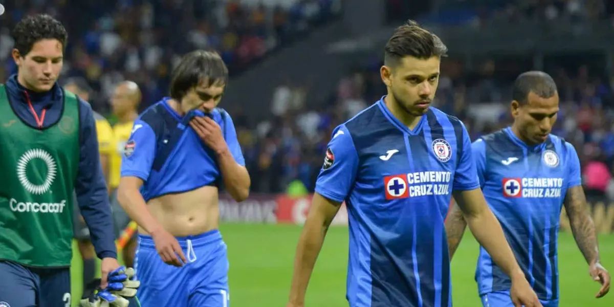 Cruz Azul pierde en el Azteca frente a Chivas con 10 futbolistas