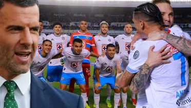 Emanuel Villa, alado Rotondi y Antuna y al fondo el plantel de Cruz Azul (Foto: GettyImages)