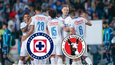 Equipo de Cruz Azul celebrando gol, escudos de Cruz Azul y Tijuana