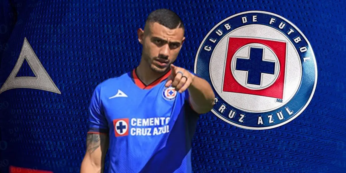 Giakoumakis en su presentación, de fondo jersey de Cruz Azul/La Máquina Celeste