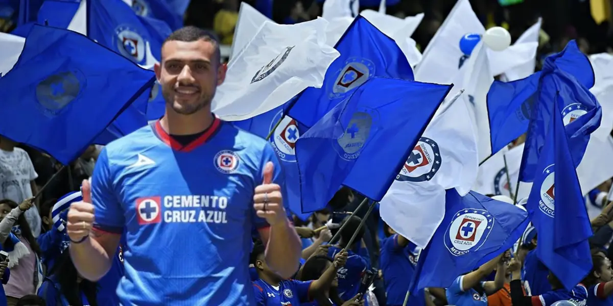 Giakoumakis y la afición de Cruz Azul