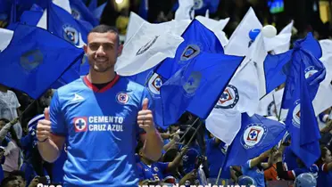 Giakoumakis y la afición de Cruz Azul