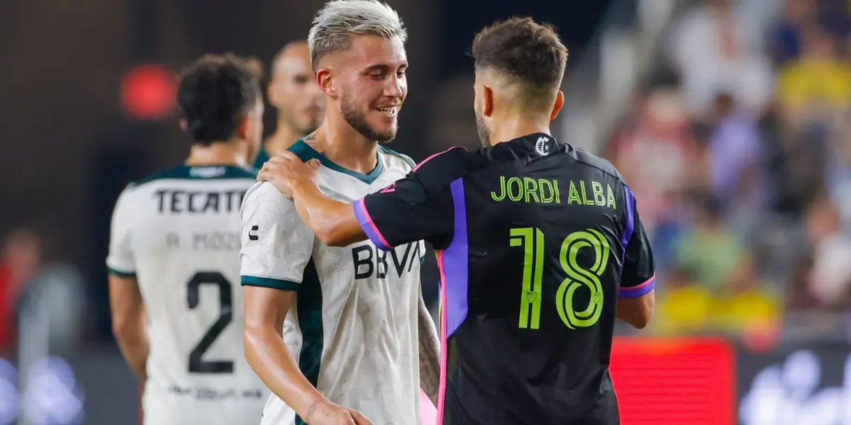 Gonzalo Piovi y Jordi Alba (Fuente: Liga MX)