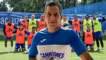 Javier Alarcón y al fondo el equipo de Cruz Azul (Foto: Especial)