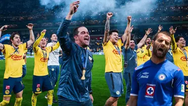 Jugadores de América campeón y el Tito Villa/FOTO: América