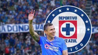 Julio César Domínguez saludando a la afición de Cruz Azul durante un partido de Liga MX