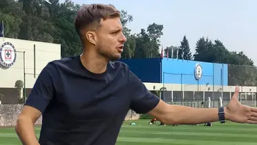 Martín Anselmi y al fondo las instalaciones de Cruz Azul (Foto: GettyImages)