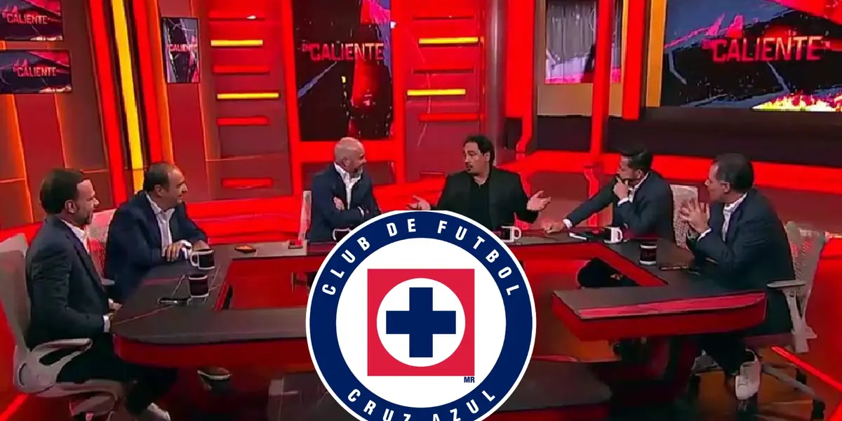 Mesa de En Caliente de TV Azteca, escudo de Cruz Azul/FOTO La Máquina Celeste y TV Azteca