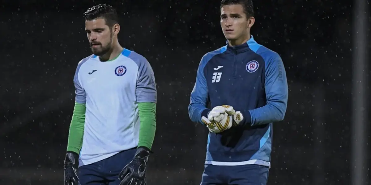 Sebastián Jurado y Andrés Gudiño no terminan por convencer a la afición de Cruz Azul debido a sus constantes errores 