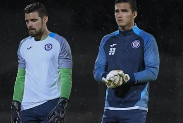 Sebastián Jurado y Andrés Gudiño no terminan por convencer a la afición de Cruz Azul debido a sus constantes errores 