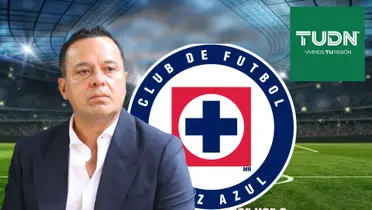 Víctor Velázquez, escudo de Cruz Azul, logo de TUDN/La Máquina Celeste